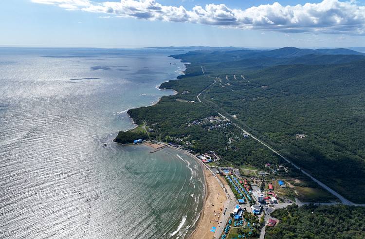 62 трагедии на воде уже зафиксировано в Приморье, в том числе утонули десять детей. Что предпринимает правительство: За прошедшую неделю в муниципалитетах края проведено 576 рейдовых мероприятий в местах отдыха и купания приморцев. На пляжах создано 49 мобильных спасательных постов. Родителям, которые оставляют детей без присмотра выписано 24 протокола. Для этого по краю задействовано 445 человека, которые входят в 53 административные комиссии. К рейдовым мероприятиям на водных объектах подключаются и добровольцы. «Создано 76 “мониторинговых” групп численностью 273 человека, которые за прошлую неделю, с 11 по 18 июля, провели 437 рейда. К работе присоединились и добровольные пожарные формирования. Так, 105 выездов совершили 90 человек. Они напоминают гражданам о правилах поведения на воде», – рассказали в минГОЧС. Только за неделю «мониторинговые» группы выявили 130 детей, которые купались без взрослых, либо без спасательных средств. Трагические случаи с детьми произошли в Михайловском, Лесозаводством, Октябрьском муниципальных округах, а также во Владивостокском, Находкинском и Дальнереченском городских округах. Напомним, в Приморье прошли проверку на безопасность пока только 26 пляжей.