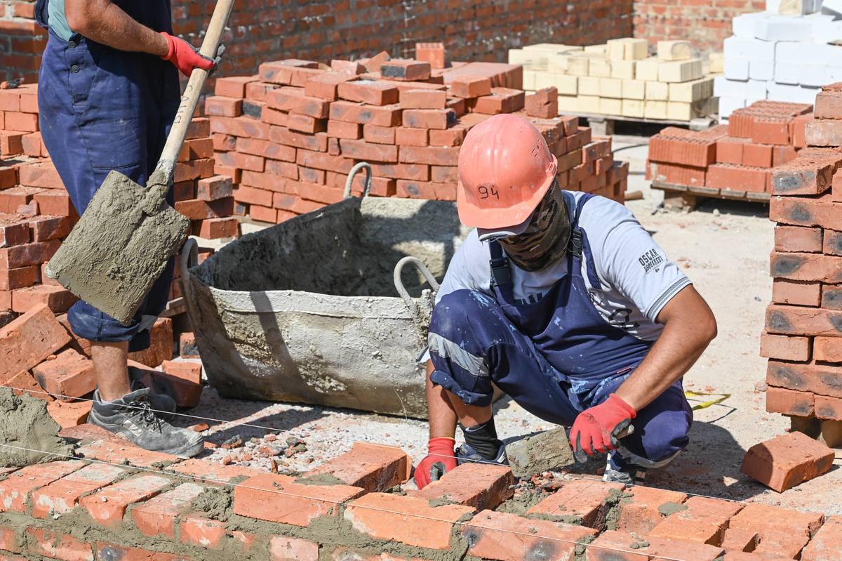 Иностранец с трудовой визой повара работал строителем в Благовещенске Вместо приготовления блюд заграничный кулинар выполнял обязанности разнорабочего Несоответствия во время проверки выявили сотрудники прокуратуры и отдела по вопросам миграции МДВ Застройщика оштрафовали на 400 тысяч рублей А трудовой мигрант переведен на работу в соответствии с разрешительными документами ampravda