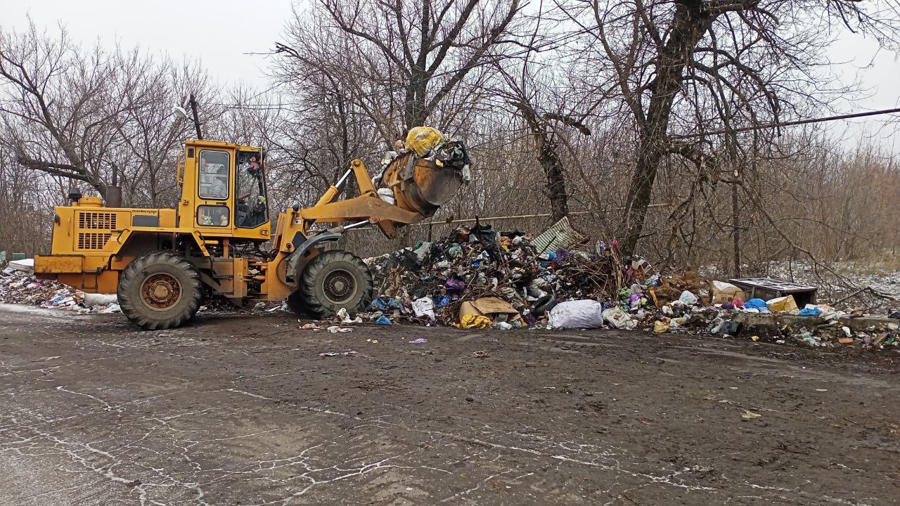 В 2024 году на территории городского округа Стаханов ликвидировано 46 стихийных свалок  В течение прошлого года усилиями муниципальных предприятий «Экотранс» и «Коммунальная служба города Ирмино» с привлечением подрядчиков ликвидировано 46 стихийных мусорных свалок на территории Стаханова, Ирмино и Алмазной.  В основном, стихийные мусорники возникают в районе частного сектора, в лесополосах, в оврагах, на пустырях.    «Как правило, они появляются там, где у собственников жилья отсутствуют договоры со специализированными организациями на вывоз мусора. К сожалению, на месте убранной свалки через короткий промежуток времени вновь появляется мусор и одну и ту же свалку приходится убирать несколько раз в год. Ежегодно на ликвидацию стихийных свалок направляется значительная сумма из местного бюджета, которая могла бы быть потрачена на более важные нужды, например, на ремонт дорог и тротуаров», - отметили в управлении жилищно-коммунального хозяйства.    В 2024 году на эти цели было направлено более 4 млн. рублей.   Каждый из нас должен помнить, что чистота нашего города зависит от всех нас. Пожалуйста, не бросайте мусор, где попало, и не создавайте свалки. Давайте беречь нашу природу и делать наш город чище! _____________ Все новости  ВКонтакте и в  Одноклассниках   #Стаханов #новости_Стаханова