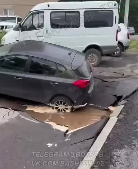 В Уфе на улице Бессонова провалился асфальт с автомобилем KIA из-за утечки водоснабжения