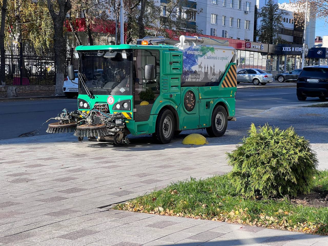 Мэр о новых тротуарах в центре  Ратмир Мавлиев:  "Восстановили справедливость - вернули пешеходам полноценный тротуар на отдельных участках улиц Кирова, Цюрупы, Чернышевского.   Ранее большую часть площади пешеходной зоны занимали машины. Теперь стало безопасно, комфортно и эстетично. При этом интересы водителей и велосипедистов тоже учли.   Сейчас задача подрядной организации в ближайшее время устранить все замечания и завершить комплексное озеленение"