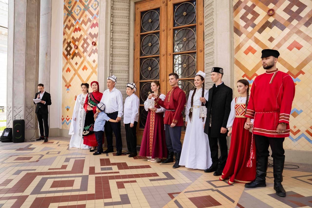 В Москве на выходных прошли яркие культурные мероприятия с участием стран СНГ На ВДНХ 4-6 июля состоялся Фестиваль национального гостеприимства «Дружба народов», собравший более 250 тысяч гостей. Центральным событием стало пленарное заседание на тему «Дружба народов. Многообразие форматов межгосударственных мероприятий». Обсуждались перспективы развития культурно-гуманитарного и экономического взаимодействия стран Содружества. Директор департамента экономического сотрудничества Исполкома СНГ М.Е.Мыскин: ВДНХ — это не только архитектурный символ дружбы народов, но и перспективная площадка для совместных инициатив. В ближайшие годы здесь откроется новый конгрессно-выставочный центр для масштабных мероприятий стран Содружества. В прошедшие выходные также состоялся Фестиваль народов России и стран СНГ в Екатерининском парке в Москве. Москвичи и гости города познакомились с культурной самобытностью народов стран Содружества, включая их традиционные промыслы. Источники: ng.ru, moscow.er.ru : vdnh.ru