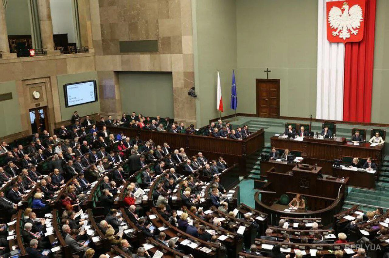 Сегодня парламент Польши рассмотрит законопроект о лишении помощи 800 неработающих и не ищущих работу иностранцев в том числе украинцев ZUS Управление социального страхования будет автоматически проверять ежемесячно был ли иностранец экономически активным в предыдущем месяце Если да помощь будет выплачиваться Если же он не работает и даже не ищет работу выплаты приостановят сообщил замминистра внутренних дел и администрации Мацей Дущик Также дети должны будут как и раньше посещать польскую школу Исключение семьи воспитывающие детей с инвалидностью Для них выплаты продолжатся даже без официальной работы НАШИ РЕСУРСЫ Telegram YouTube RUTUBE