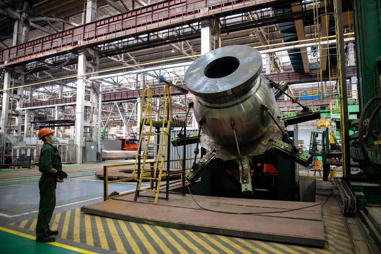 Согласно исследованию РБК ограничение импорта и внутренний спрос стали катализаторами роста российского двигателестроения Среди новых разработок эксперты выделяют линейку авиадвигателей от ОДК реакторные установки для ледоколов от ОКБМ им Африкантова а также инновационный газопоршневой двигатель генератор от Коломенского завода входит в ТМХ ЭР Отмечается что инвестиции в модернизацию этого завода 26 млрд руб позволят на 50 нарастить выпуск силовых установок для тепловозов энергетики и судостроения Помимо этого в состав ТМХ ЭР входит еще несколько предприятий ориентированных на решения для отрасли ТМХ Электротех асинхронные тяговые электродвигатели и двигатели для маневровых тепловозов и электровозов и Пензадизельмаш новые виды турбокомпрессоров и дизель генераторов Как подчеркивает РБК государство сегодня одновременно выступает ключевым заказчиком инвестором и регулятором двигателестроения