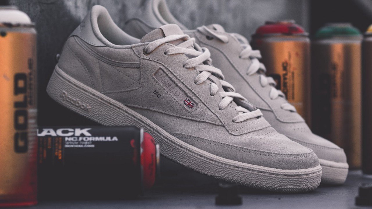 Мужчину не выпустили из Эстонии из за слишком дорогих кроссовок Все произошло на границе страны с РФ Таможенники заглянули в чемодан 39 летнего мужчины с российским и финским гражданством и нашли там дорогую пару кроссовок пишут местные СМИ Речь идет об обуви от Brunello Cucinelli Ориентировочная стоимость пары составляет порядка 1 тысячи так что ее посчитали предметом роскоши подпадающим под санкции ЕС Провезти кроссовки через границу не разрешили и расстроенному мужчине пришлось вернуться в Эстонию   Подпишитесь на Абзац TG VK Дзен MAX Rutube