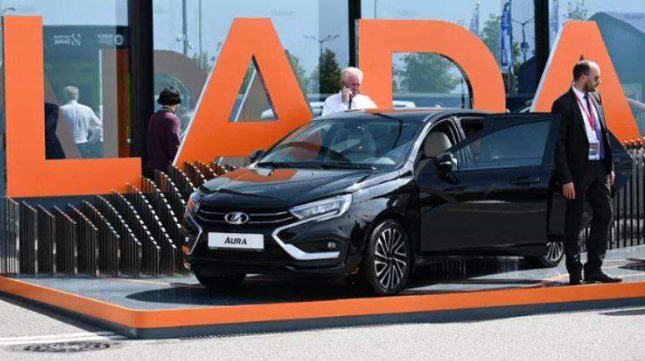 "АвтоВАЗ" актуализировал прогноз по продажам Lada в июне до снижения на 30-35% Российский автопроизводитель "АвтоВАЗ" актуализировал прогноз по продажам Lada в июне до снижения на 30-35% в годовом выражении, более точно сможет прогнозировать по результатам первой недели месяца, сообщил журналистам представитель компании. Ранее во вторник президент "АвтоВАЗа" Максим Соколов рассказал РИА Новости, что по итогам первого летнего месяца ожидает снижения продаж автомобилей Lada примерно на четверть по сравнению с июнем прошлого года. Он уточнил, что речь идет от 30 тысячах машин, хотя не исключил и худшего результата. "Что касается прогноза продаж в июне, безусловно, это в первую очередь покажет первая неделя. Она всегда бывает показательная в июне для того, чтобы строить более точный прогноз. Но в настоящее время мы видим, что продажи могут в июне снизиться на 30-35% по отношению к июню прошлого года", - сказал представитель компании в кулуарах ежегодной конференции "Цифровая индустрия промышленной России" ЦИПР-2025 .