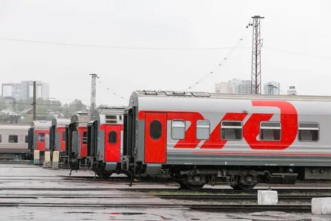 Чистая прибыль РЖД выросла в первом квартале Чистая прибыль ОАО «РЖД» за первый квартал по российским стандартам бухгалтерского учёта РСБУ увеличилась на 6,4% в сравнении с аналогичным периодом прошлого года и составила 13,3 млрд руб. Выручка по итогам первых трёх месяцев 2025 года выросла на 12,6%, составив 773,2 млрд руб., следует из отчёта компании. На 12,2% увеличилась прибыль до налогообложения – до 19,3 млрд руб., на 31,1% – прибыль от продаж – до 110 млрд руб. Стоимость активов компании за год увеличилась с 9111,57 млрд руб. до 10 175,93 млрд руб. Стоимость внеоборотных активов – 9789,55 млрд руб., оборотных – 386,38 млрд руб. На 18,4% увеличились долгосрочные обязательства – до 2190,3 млрд руб. Размер краткосрочных обязательств оказался на 45,2% больше, чем годом ранее – 2377,08 млрд руб. По итогам 2024 года чистая прибыль компании по РСБУ сократилась в 8,5 раз, составив 13,9 млрд руб. Фото: РЖД