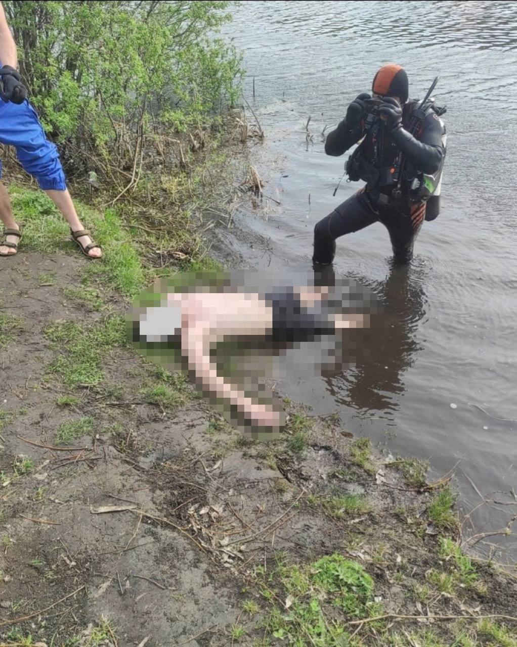 Трагедия на Бору — в Волге в районе затона 40 лет Октября утонул мужчина. Личность погибшего устанавливается. Предварительно, он был в шортах и кедах. Правоохранительные органы выяснят обстоятельства происшествия. Подпишись \ Предложи новость