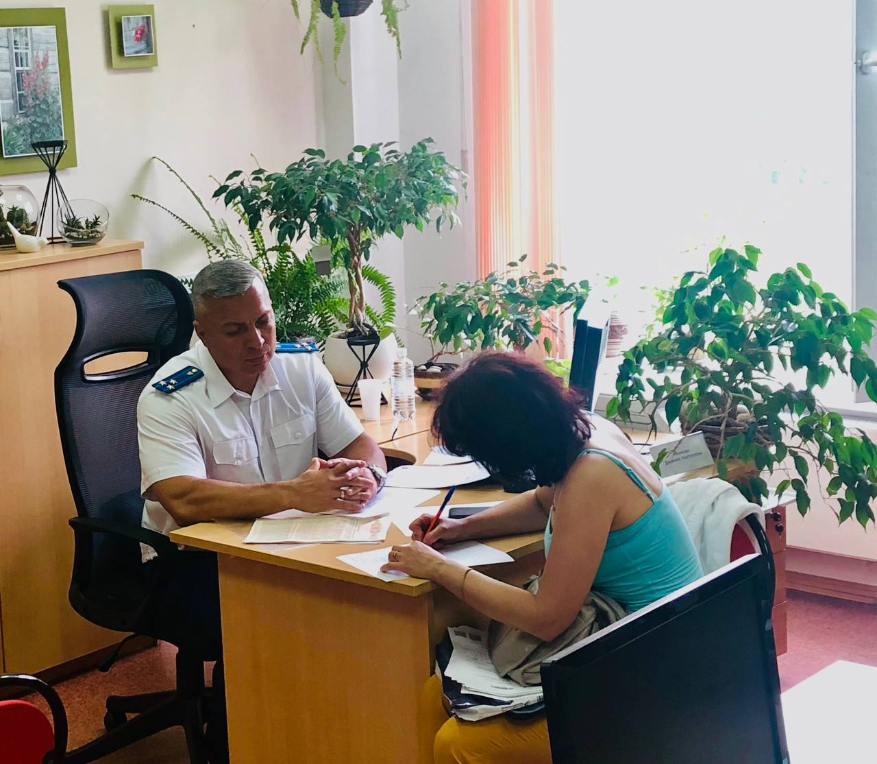 ↔ Прокурор города Нижневартовска Александр Ерёменко провел личный прием участников СВО и членов их семей Он внимательно выслушал обращения, разъяснил нормы действующего законодательства, в том числе в сфере получения мер социальной поддержки.