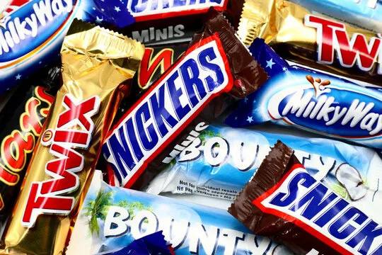 Bounty вызывает понос — всё из-за добавки Е422 с лёгким слабительным эффектом, выяснили учёные из РЭУ им. Плеханова. Эксперты также предупредили о колоссальном вреде Snickers и Picnic — в них обилие пальмового масла, регулярное употребление которого — прямой путь к инфарктам и инсультам. Удар в самое сердце. Ладно, не только в сердце…