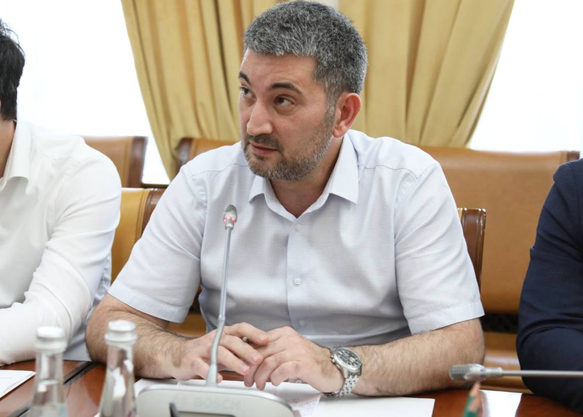 Глава Минэнерго Дагестана доложил о ситуации с энергоснабжением в республике На совещании по актуальным вопросам ЖКХ и рекламной деятельности министр энергетики и тарифов РД Марат Шихалиев доложил премьер-министру Дагестана Абдулмуслиму Абдулмуслимову, какова ситуация с энергоснабжением в регионе на фоне повышения температуры. Как подчеркнул Шихалиев, при поступлении информации от МЧС и Гидрометцентра в Дагэнерго было направлено письмо с требованием перевести силы и средства в повышенную готовность и обеспечить своевременное реагирование в период прохождения пиковых нагрузок на оборудование. ⏪Ближе к повышению периода температуры, 12 июля, по вашему поручению, Абдулмуслим Мухудинович, провели штаб по обеспечению энергоснабжения, на котором были поставлены соответствующие задачи. Во время прохождения периода высоких температур зафиксирован ряд технологических нарушений. Тут нужно отметить, что, к счастью, обошлось пока без массовых отключений. Но, к примеру, в Унцукульском, Кумторкалинском районах и в Махачкале количество отключенных потребителей все-таки было значительным. А в отдельных случаях, что еще более вызывает наши недовольства, это то, что время восстановления энергоснабжения существенно превышало допустимые значения. Причины здесь самые разные— от вмешательства третьих лиц, от независящих от сетевой компании причин и до низкой квалификации работников, включенных в состав аварийных бригад и приезжающих на место устранения нарушений. Это приводило, безусловно, к объективному и справедливому недовольству граждан. И это еще раз нам указывает на то, что в этом направлении нам еще очень серьезно нужно работать, а в отдельных случаях сетевая компания должна переформатировать свою работу⏩, -сказал в частности, Шихалиев. Министр также отметил, что основная задача сегодня – это продолжить реализацию тех программных мероприятий, которые уже несколько лет проводятся в республике. «Мы видим эффект, если сравнить ситуацию с аналогичными погодными условиями 2023 года, то количество технологических нарушений, количество отключенных потребителей кратно где-то в десятки раз ниже, чем два года назад», - подчеркнул он, добавив, что впереди предстоит еще большой объем работы.