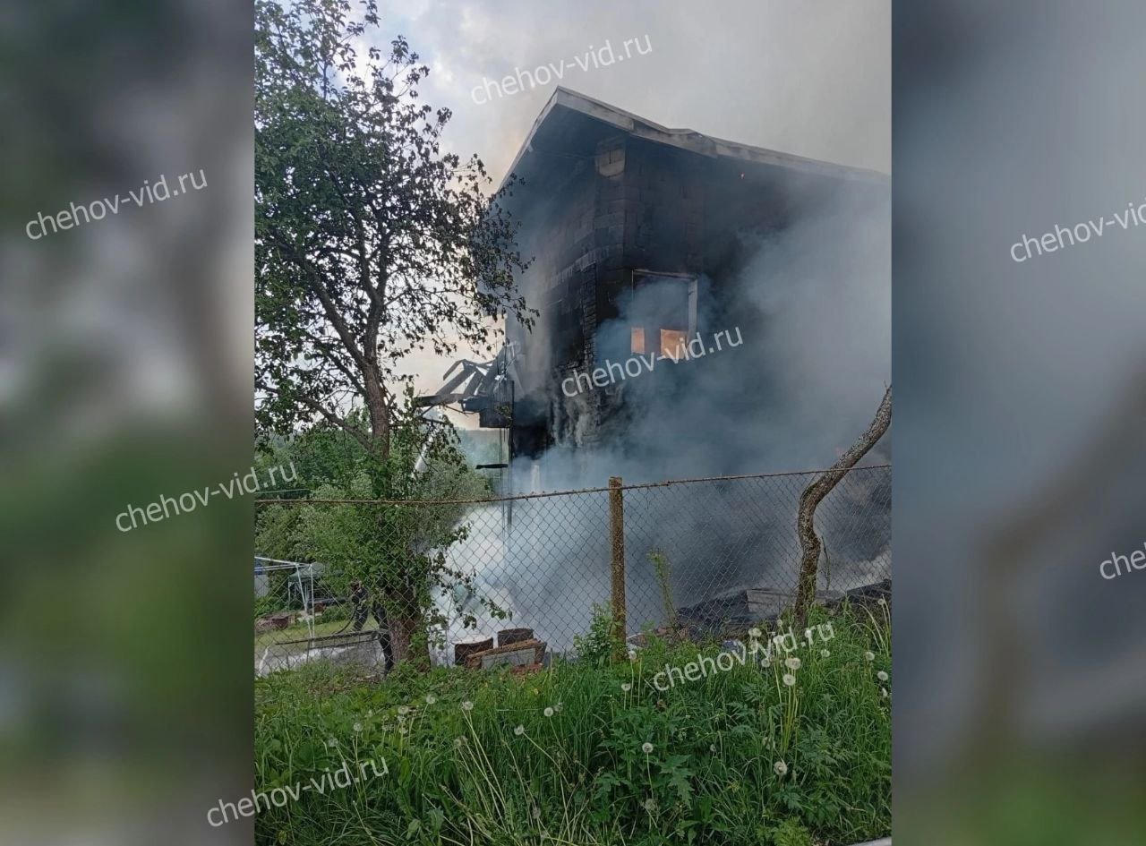 Человек пострадал на пожаре в Чеховском округе Подмосковья Пожар случился в деревне Муковнино муниципального округа Чехов в субботу, 31 мая. Травмы получил один человек. О происшедшем редакции «Чехов Вид» рассказали местные жители. Огнём занялся двухэтажный кирпичный дом в СНТ «Ветеран». На место выдвинулись подразделения пожарной части №79 и отдельного поста ПСЧ-311 с. Шарапово. К моменту прибытия огнеборцев постройка уже была охвачена пламенем по всей площади, дом выгорел изнутри полностью. Во время разведки специалисты обнаружили внутри мужчину возрастом около 50 лет. Он получил ожоги и перелом ключицы. Пострадавшего госпитализировали в больницу Подольска. Подробности ЧП выясняются.