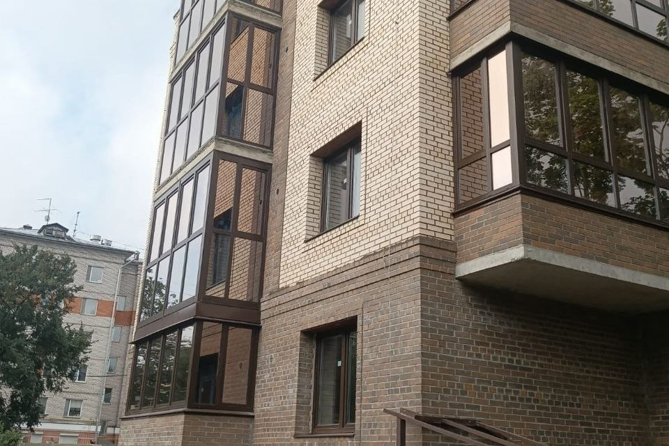 Размещать в МКД молельные комнаты вновь собираются запретить Для этого предлагается внести изменения в закон О свободе совести и о религиозных объединениях В чем суть Проведение богослужений других религиозных обрядов и церемоний а также молитвенных и религиозных собраний в нежилых помещениях в многоквартирных домах МКД и в пристроенных к ним помещениях не допускается Религиозные обряды можно проводить в жилых помещениях но только индивидуально для удовлетворения собственных духовных потребностей Напоминаем Попытка запретить проводить богослужения в нежилых помещениях предпринималась уже не раз в 2024 и в 2025 году Правительство РФ в целом не возражало против законопроектов но требовало их доработать Теперь к этой теме вернулись снова Законы стройки в MAX