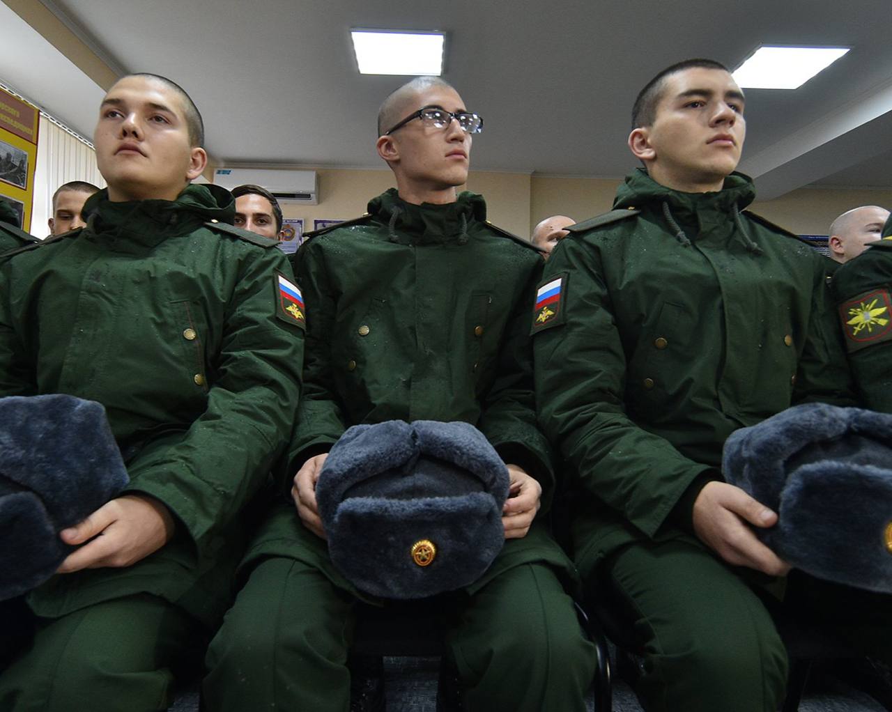 В Приморье двух уклонистов от армии лишили гражданства В крае прекратили гражданство РФ у двух мужчин выходцев из Таджикистана и Армении которые получили российские паспорта встали на воинский учёт но так и не явились на срочную службу Их действия квалифицировали как уклонение от армии по ст 328 УК РФ а решение приняли после проверки миграционной службы Следкома военкоматов и полиции В ведомствах говорят что работа по выявлению уклонистов идёт в усиленном режиме и число таких случаев растёт вызывая по их словам массовое возмущение среди жителей края С начала года приморская миграционная служба уже вынесла 10 решений о прекращении гражданства и ещё несколько дел находятся в процессе Подписаться забустить