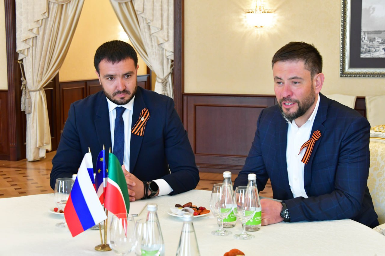 Депутат парламента Александр Суходольский и заместитель председателя Исполкома Гагаузии Виктор Петров встретились с главой Раисом Республики Татарстан Рустамом Миннихановым и обсудили актуальные направления межрегионального взаимодействия. В ходе беседы с Раисом Татарстана были подняты важные темы: развитие торгово-экономических связей, сотрудничество в агропромышленной сфере, медицине, IT и фармацевтике. Отдельное внимание уделено продолжению культурного и делового обмена. Между регионами действуют соглашения между ТПП, установлены побратимские связи между Чадыр-Лунгой и Нурлатом. Также был поднят вопрос по ситуации с башканом Гагаузии Евгенией Гуцул, её уголовным преследованием, арестом и беспрецедентным политически ангажированным судебным процессом.