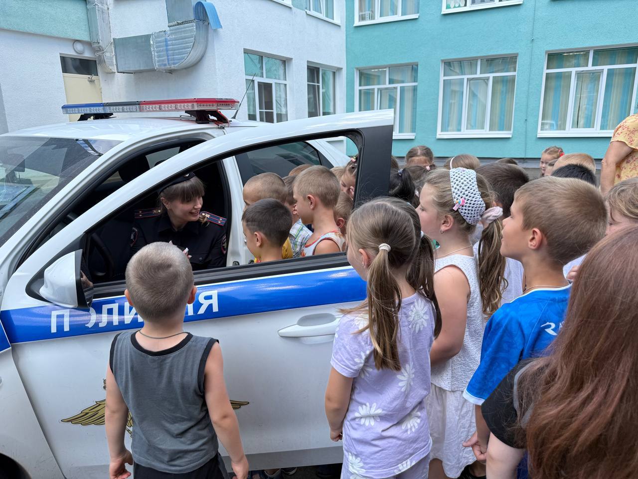 Сотрудники Госавтоинспекции провели урок безопасности для детей в детском саду. В рамках мероприятия малыши смогли узнать о правилах безопасного перехода дороги и важности внимательного отношения к окружающей обстановке. Для большей наглядности детям были показаны мультфильмы и видеоролики, иллюстрирующие различные дорожные ситуации. Также была организована практическая часть, где дети под руководством инспектора разыгрывали сценки, демонстрируя, как правильно вести себя на дороге в разных случаях. Госавтоинспекция напоминает родителям о важности формирования у детей внимательности и осторожности на улицах. Взрослые должны подавать хороший пример своего поведения, чтобы воспитывать ответственное отношение к безопасности. Источник: