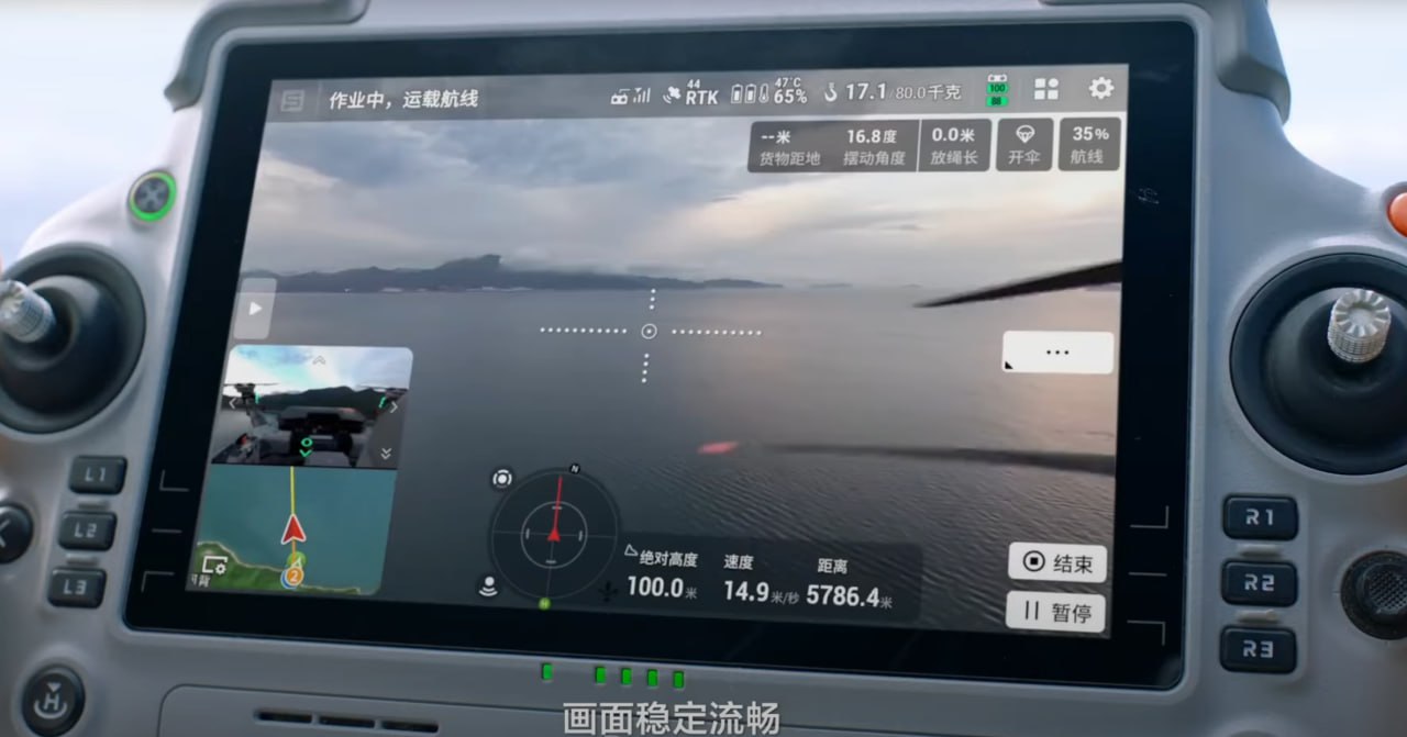 DJI Flycart 100: новый тяжеловес среди беспилотников  Китайская DJI представила новый грузовой дрон — DJI Flycart 100  FC100 . Он может поднимать до 80 кг груза и обладает функцией быстрой зарядки  9 минут .    Технические характеристики:    Грузоподъемность: при максимальном весе полезной нагрузки в 80 кг и одним аккумулятором — дальность до 6 км, с двумя аккумуляторами и 65 кг — до 12 км.  Дальность полета: до 26 км.  Высота полета: до 6000 метров.  Защита: IP55, работа при температуре от -20 °C до 40 °C, устойчивость к ветру до 12 м/с.  Система питания: один или два аккумулятора, поддержка сверхбыстрой зарядки, может самонагреваться в холодную погоду и выдерживает до 1500 циклов зарядки.  Подъемные системы: 30-метровый выдвижной трос и 10-метровый фиксированный трос.  Безопасность: лидар с частотой 300 000 точек в секунду, миллиметровый радар, пять камер «рыбий глаз» с обзором 360°, система предотвращения столкновений.  Парашютная система: раскрытие при максимальном весе на высоте более 100 метров.    Сейчас FC100 доступен только в Китае. Также DJI FC100 имеет режим быстрой замены аккумуляторов, а управление дроном доступно с пульта DJI RC Plus 2. Цены  в Китае  тоже «рекордные»:   Базовая версия с обычной зарядкой ~1 040 000 руб.  Базовая версия с быстрой зарядкой  ~1 070 000 руб.  Флагманская версия с обычной зарядкой ~1 350 000 руб.  Флагманская версия с мощной зарядкой ~1 380 000 руб.  Два майора