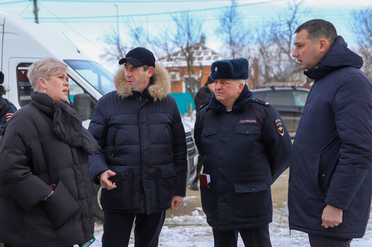 В станице Воронежской провели проверку торговых точек на улице Садовой   ‍  Заместитель начальника Отдела МВД России по Усть-Лабинскому району, начальник полиции Евгений Кузнецов и глава Усть-Лабинского района Станислав Гайнюченко вместе с сотрудниками Отделения исполнения административного законодательства, Госавтоинспекции, замглавы района по ГО и ЧС Алексеем Чеверевым, начальником отдела торговли Ириной Косициной и администрацией Воронежского сельского поселения провели рейд по проверке придорожной торговли.     Владельцам торговых точек рекомендовано оформить свои палатки в едином брендированном стиле, а также соблюдать правила придорожной торговли. В том числе, не использовать световые таблоиды с бегущей строкой или излишней иллюминацией, которая дезориентирует водителей этого участка краевой трассы «Краснодар – Кропоткин».     Ранее выданные предписания по размещению торговых рядов на удалении от проезжей части для обеспечения боковой видимости собственниками объектов выполнены. Серьёзных нарушений в рейде не выявлено.     проверки придорожной торговли в Усть-Лабинском районе будут продолжены и в других поселениях.     -Лабинска