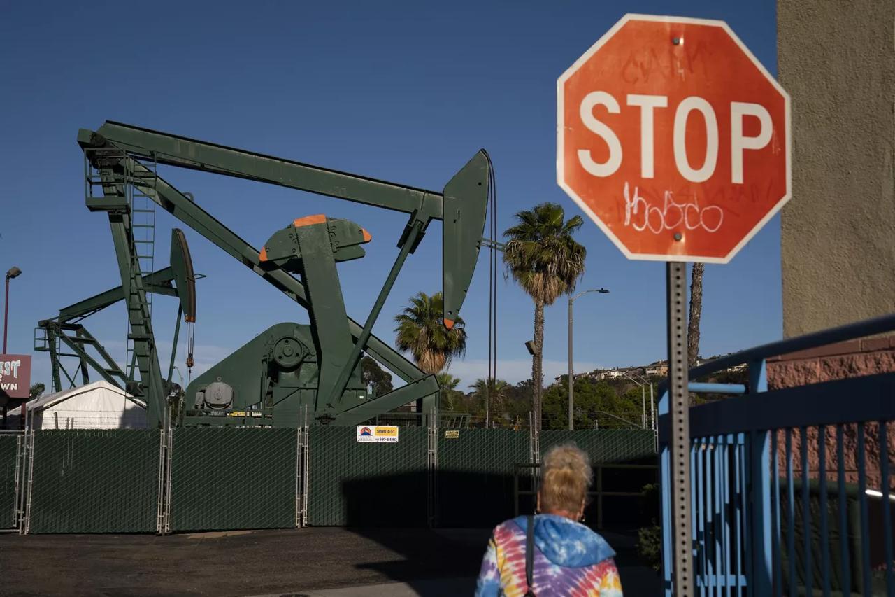 Сланцевые нефть и газ США признаны самым экологически грязным массовым топливом в мире — даже хуже угля. Причина в утечках метана при добыче и транспортировке: его парниковый эффект в 84 раза сильнее, чем у CO2. Уровень утечек на сланцевых месторождениях США достигает 9–10% при допустимом пороге в 2,3%. Это полностью перечёркивает “зеленый” имидж сланцевого газа. По данным экологов, официальная статистика занижает объёмы выбросов метана в 5 раз. На борьбу с этим привлекаются десятки миллионов долларов и спутниковый мониторинг. При этом 15 млн человек живут вблизи скважин, где фиксируется рост заболеваемости астмой, раком и болезнями лёгких.