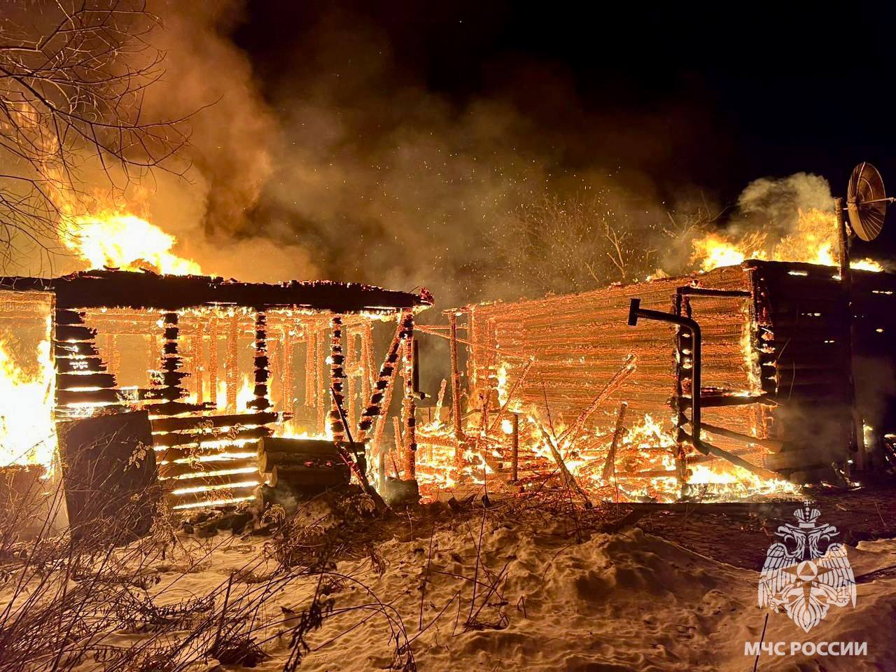 Пожар в бане     Сегодня в 01:12 поступило сообщение о возгорании бани в деревне Горбасьево Конаковского МО.   В 03:45 возгорание было потушено. В результате пожара строение уничтожено полностью.    Благодаря слаженной работе огнеборцев 1  5   и 2  9   пожарно-спасательных частей удалось отстоять гараж, расположенный рядом.     Причину пожара устанавливают дознаватели МЧС России.