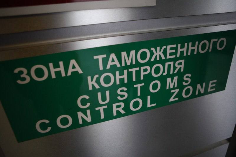 Объём параллельного импорта продолжит снижаться в 2026 году заявил в интервью ТАСС министр промышленности и торговли Антон Алиханов Он также отметил что перечень товаров для параллельного импорта регулярно корректируется Сокращение по отдельным его позициям будет происходить по мере появления альтернатив на внутреннем рынке в том числе брендов из дружественных стран а также восстановления официальных каналов поставок Приоритетом является стабильность рынка и избежание дефицита на нем резюмировал Алиханов Сергей Коньков ДП Подписаться на ДП в Telegram MAX