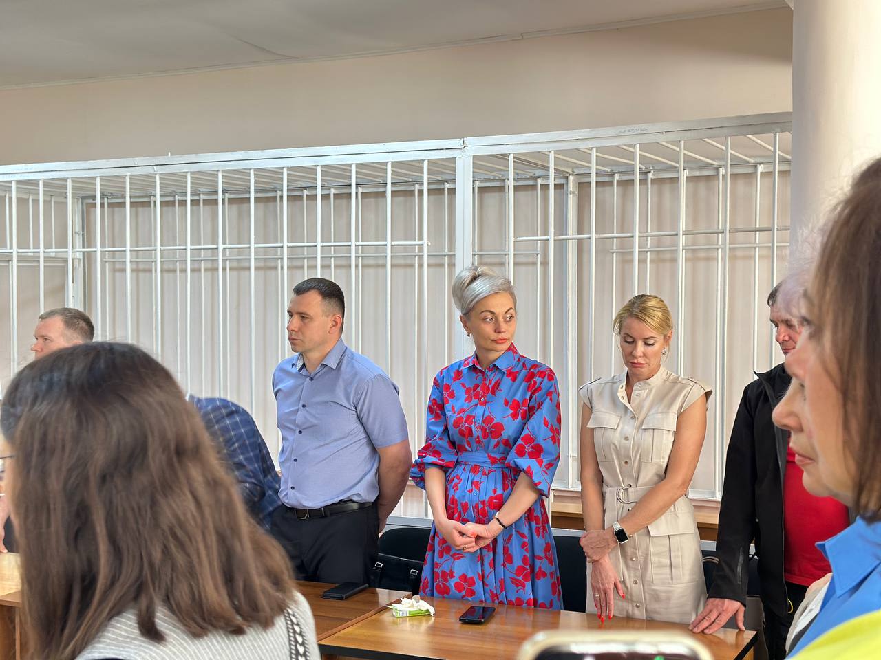 Суд приговорил Попову к реальному сроку по делу о парке Угольщиков в Чите Центральный районный суд вынес приговор четырём фигурантам дела по парку Угольщиков в Чите. Среди них – глава комитета коммунального хозяйства Марина Попова. Марину Попову приговорили к 4 годам колонии общего режима. Также на её автомобиль стоимостью 3 млн рублей наложен арест. Экс-главе комитета городского хозяйства Евгению Гуцулу назначили 2 года колонии-поселения. Сотруднику стройконтроля «Вымпела» Цыдену Цыренжапову назначили 3 года в колонии-поселении, а гендиректора компании приговорили к 3,5 годам лишения свободы. Всем им запрещено занимать определённые должности. ChitaMedia Забайкальский край