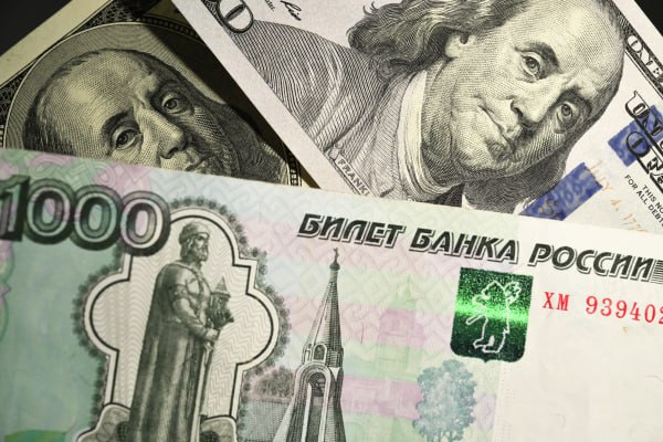 Послы стран ЕС согласовали решение по использованию замороженных активов РФ сообщает газета Politico Речь идёт о выдаче Украине репарационных кредитов Мера может быть одобрена в четверг на саммите лидеров государств членов объединения По данным издания постпреды ЕС неофициально согласовали черновик итоговых решений запланированной встречи Представитель Бельгии которая долгое время скептически относилась к идее назвал документ политическим сигналом к действию для Еврокомиссии Именно она должна будет разработать конкретный юридический механизм использования активов России однако сможет приступить к работе только после согласования инициативы лидерами стран Евросоюза подчёркивает Politico Подпишись на Говорит Москва