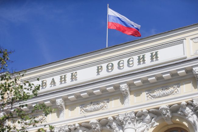 Центробанк начнет публиковать на своем сайте сведения о профессиональных участниках финансового рынка которые нарушили антисанкционные требования Об этом заявил заместитель председателя Центробанка Филипп Габуния в кулуарах Уральского форума НАУФОР Мы будем поименно вешать на сайт что такая компания нарушила была оштрафована на столько Это будет публично сказал он Главное чтобы клиент понимал для себя риски работы с таким контрагентом Напомним что с января по сентябрь этого года регулятор выявил ряд нарушений требований указов президента РФ которые регулируют сделки с нерезидентами Подписаться на Российскую газету Читать нас в MAX