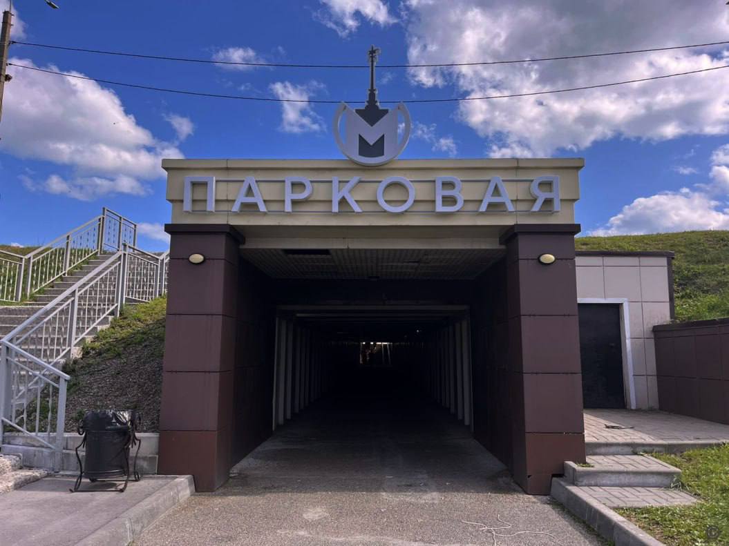 Фотозону «Метро» и аудиогиды по историческим улицам создадут в Барнауле В рамках проекта туристского кода в подземном переходе, который ведет в Нагорный парк, появится фотозона «Метро». Интересные объекты также установят на улицах Льва Толстого и Мало-Тобольской. На первой разместят световой потолок, зоны отдыха и указатели в историческом стиле, а на пешеходной зоне улицы Мало-Тобольской будут обновлены лавочки и урны. На территории всего туристского центра разместят арт-объекты с аудиогидом, посвященные писателям, в честь которых названы улицы. На набережной появятся новые арт-объекты и интерактивные стенды. У подножия Нагорного парка будет установлено световое панно. Также проводятся работы по монтажу информационных стел и стендов на территории исторического центра, сообщает мэрия города.