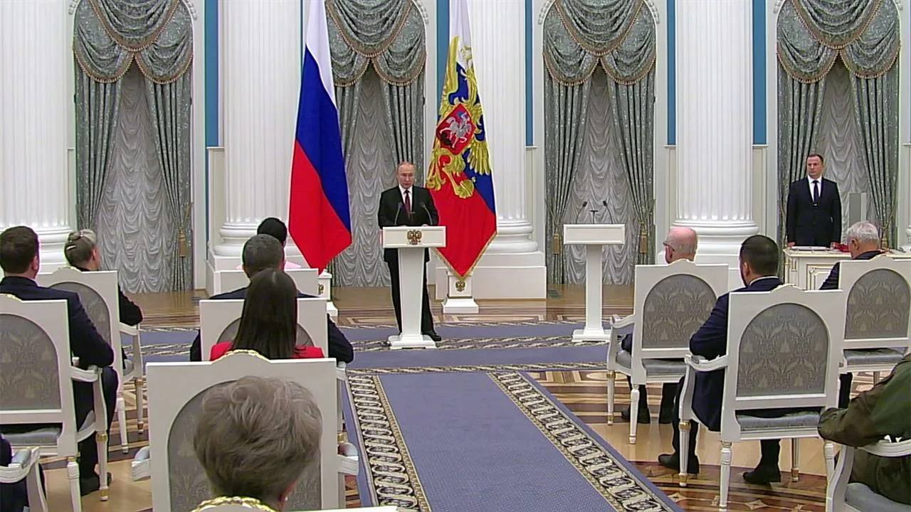 Президент вручит государственные премии в День России 12 июня Владимир Путин вручит государственные премии за 2024 год в области: • науки и технологий • литературы и искусства • гуманитарной деятельности Также будут вручены золотые медали «Герой Труда Российской Федерации» за выдающиеся достижения в труде. В этот же день Президент проведёт встречу с участниками образовательной программы «Время героев». Оперативно о политике