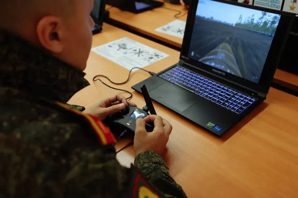 Юрий Трутнев и Василий Орлов оценили инновационные классы в ДВОКУ В ДВОКУ готовят военных с учетом современных реалий Заместитель председателя правительства РФ полпред президента в ДФО Юрий Трутнев и губернатор Василий Орлов посетили Дальневосточное высшее общевойсковое командное училище ДВОКУ Они оценили современные образовательные площадки созданные для подготовки офицеров О подробностях визита рассказали в пресс службе правительства Амурской области Мне доводилось встречаться с выпускниками ДВОКУ в зоне боевых действий Это замечательные ребята Может быть благодаря им мы с вами сегодня и разговариваем Я хочу низко поклониться и преподавателям училища и всем выпускникам которые избрали своей профессией службу Родине сказал Юрий Трутнев Подробности