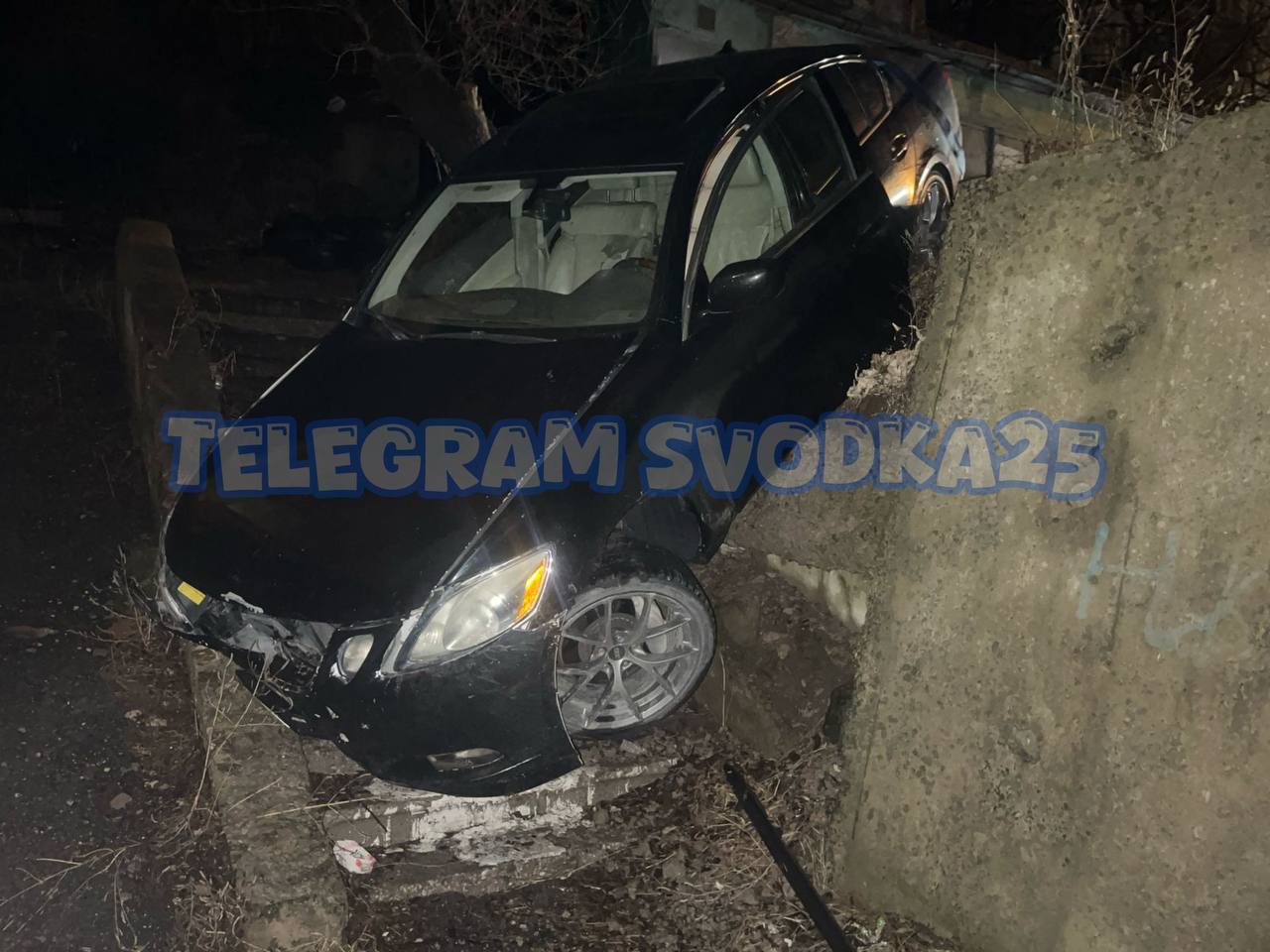 Во Владивостоке около Фуникулера водитель Лексуса, скрываясь от погони, спустил свой авто с косогора  Сам рулевой попытался скрыться, но позже был задержан.  Фото: