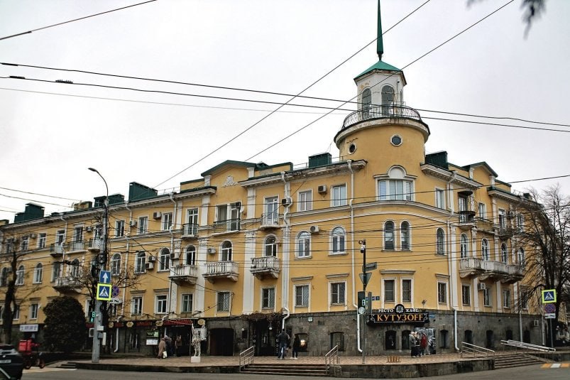 Дом с башней ремонтируют за 49 5 млн рублей в Ставрополе Речь идет об объекте культурного наследия XIX века на ул Советской 1 Именно здесь размещалась первая на Кавказе женская гимназия Теперь же в доме обычные квартиры Займётся работами компания имеющая необходимую лицензию для восстановления исторических сооружений Каждый элемент лепнины предмет согласований исследований экспертиз Недостаточно заменить нужно воссоздать и при этом не исказить смысл отметили в Фонде капремонта края Фото Фонд капремонта Stavropol Media Прислать новость