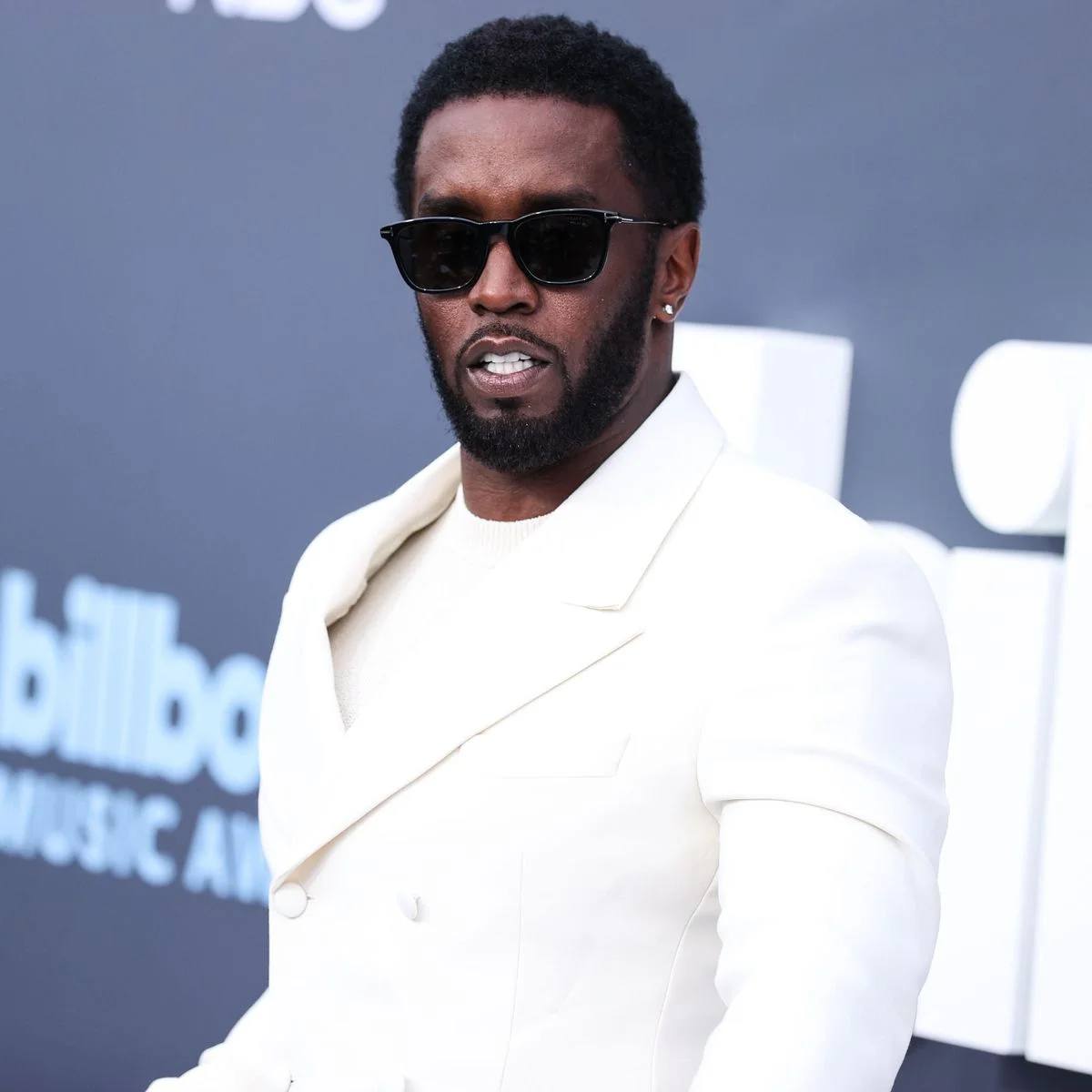 P.Diddy пытается помешать расследованию своих преступлений, — сообщают западные СМИ  Как зафиксировала прокуратура США, рэпер выкупает право на телефонные звонки у других заключенных и общается с людьми, которые не были в списке одобренных контактов.   Журналисты предполагают, что Дидди так пытается связаться со своими подельниками на воле.    ВПШ