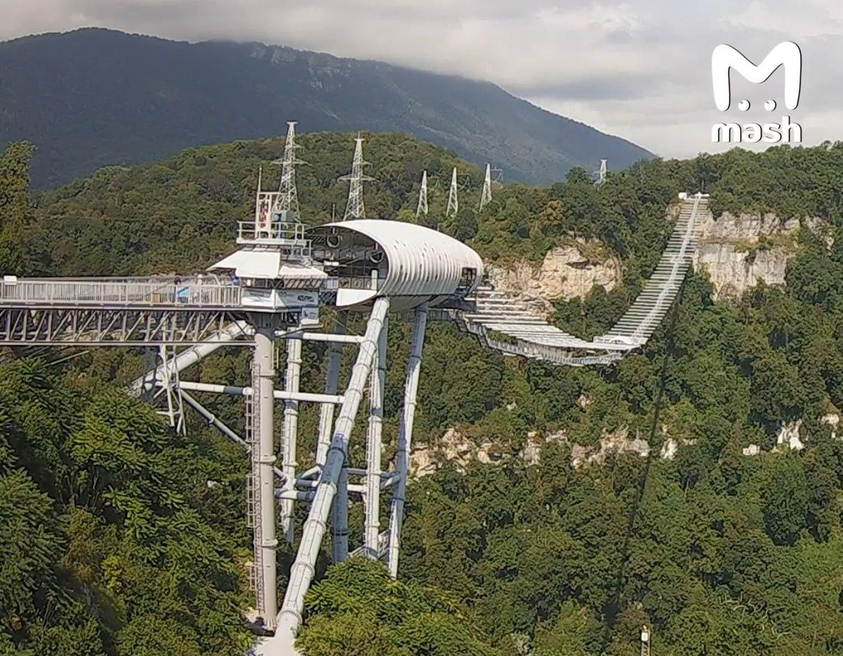 Мужчина разбился в парке развлечений Skypark Sochi. По данным Mash, он спрыгнул без страховки с высоты 207 метров. Всё произошло сегодня в обед. Со слов очевидцев, погибший изначально вёл себя нервно, но в какой-то момент подошёл к краю и шагнул вниз. Руководство закрыло парк. В соцсетях написали, что "по техническим причинам". На месте работают правоохранители.