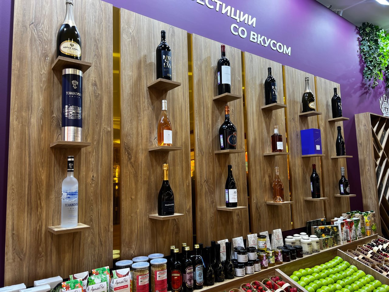 С начала 2025 года в бюджет Краснодарского края поступило более 245 млн рублей от выдачи лицензий на розничную продажу алкоголя По сравнению с аналогичным периодом прошлого года объем поступлений вырос на 11 что составляет 24 1 млн рублей С 1 сентября 2025 года начал действовать обновленный порядок уплаты государственной пошлины за лицензии на розничную продажу алкоголя Для организаций осуществляющих деятельность в сельской местности размер пошлины теперь установлен в размере 20 тысяч рублей за каждый год действия лицензии на один объект Для предприятий работающих в городских населенных пунктах пошлина составляет 65 тысяч рублей за год действия лицензии на один объект отметил и о руководителя департамента Роман Куринный Читайте нас в МАХ