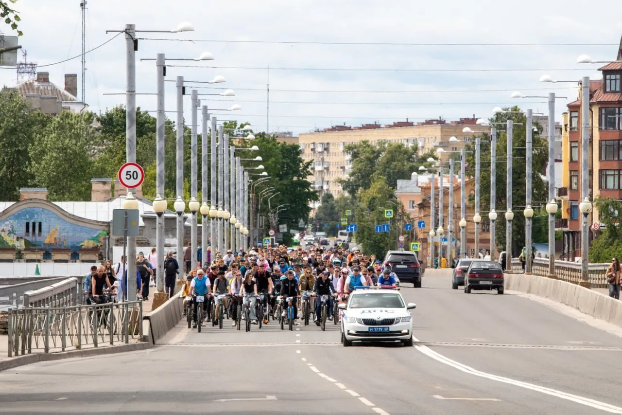 В Пскове 6 июня пройдёт городской велопарад Велопробег стартует на стадионе Машиностроитель Начало в 11 00 колонна отправится в путь в 13 30 Все зарегистрированные участники получат номер для велосипеда значок и наклейку Тех кто проявит себя ждут особые награды и подарки чтовПскове Будьте в курсе событий вместе с Псков Онлайн в MAX