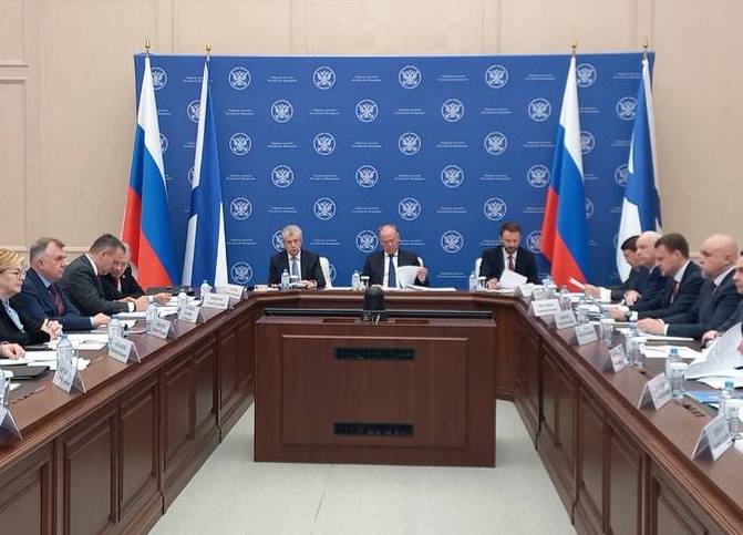 Айсен Николаев представил проект международного транспортного коридора Мохэ Найба на заседании Морской коллегии РФ Глава Якутии Айсен Николаев выступил на расширенном заседании Морской коллегии РФ под руководством помощника президента Николая Патрушева Ключевой темой стало комплексное развитие Арктики и формирование Трансарктического транспортного коридора ТТК Подробнее читайте по ссылке Фото взято с сайта www sakha gov ru yk24 ru в MAX Telegram ВК VK Видео