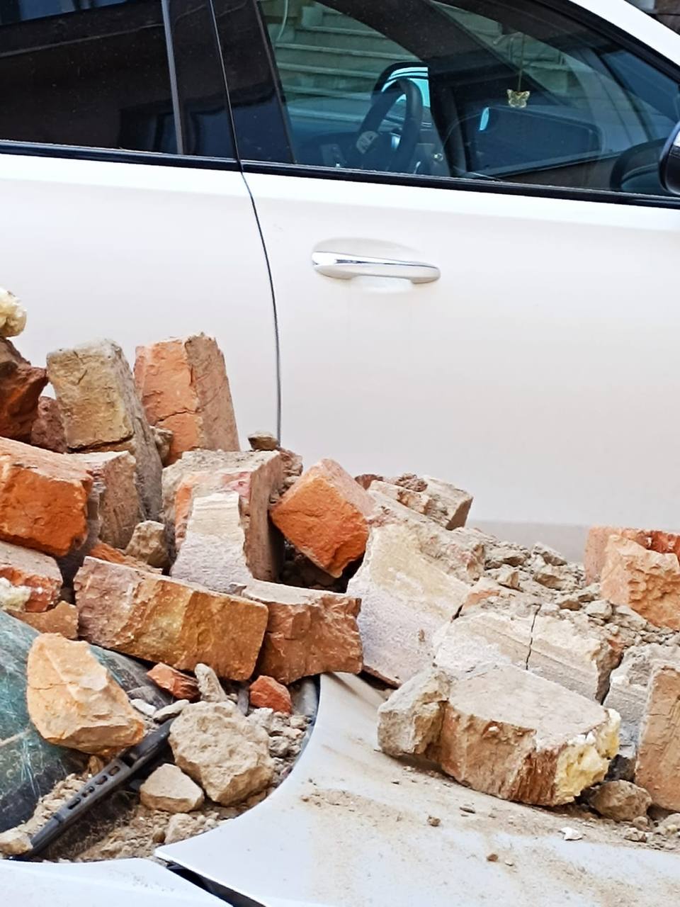 В УГЗ Уфы рассказали подробности обрушения кирпичной кладки на машины  Как оказалось, в доме №83/1 по ул. Цюрупы шел ремонт.  Простенок между двумя оконными проемами упал вниз. Пострадавших нет. Припаркованные автомобили «Мерседес» и «Лада Гранта» получили механические повреждения. Точную причину обрушения еще предстоит выяснить.  Ранее похожий случай произошел в Черниковке. Кирпичный забор в аварийном состоянии рухнул на стоящие рядом автомобили и практически уничтожил их. Его не убрали даже спустя пять месяцев.