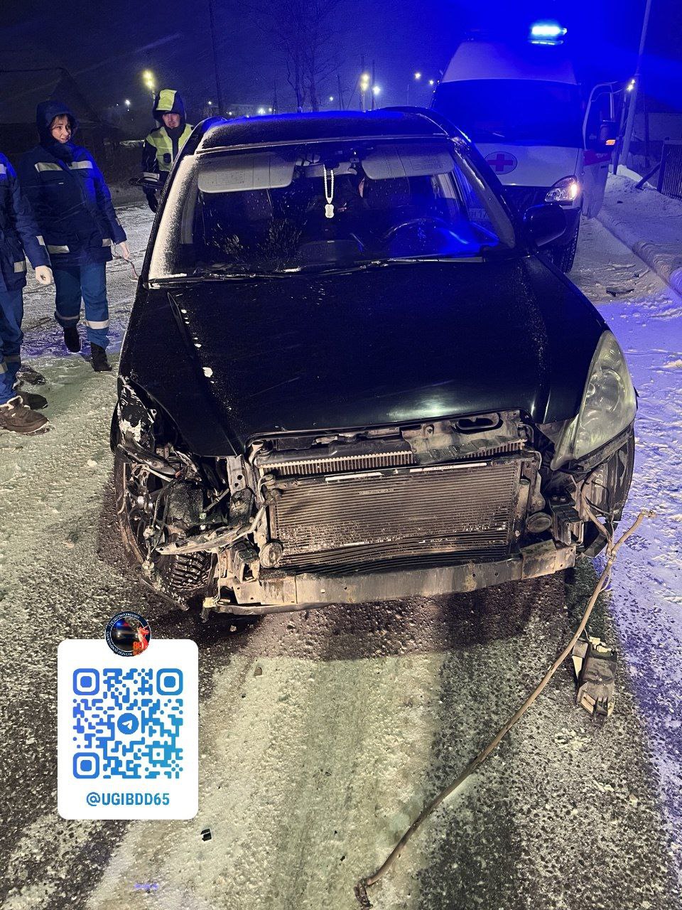 в Углегорском районе 27 декабря 2025 года в 00 часов 30 минут на 314 км автодороги Невельск Томари аэропорт Шахтерск произошло дорожно транспортное происшествие По предварительным данным 44 летний водитель управляя автомобилем Honda CR V двигаясь в восточном направлении не справился с управлением допустил занос транспортного средства в результате чего совершил наезд на металлическое ограждение В результате дорожно транспортного происшествия 30 летний пассажир получил телесные повреждения Проводится проверка ugibdd65