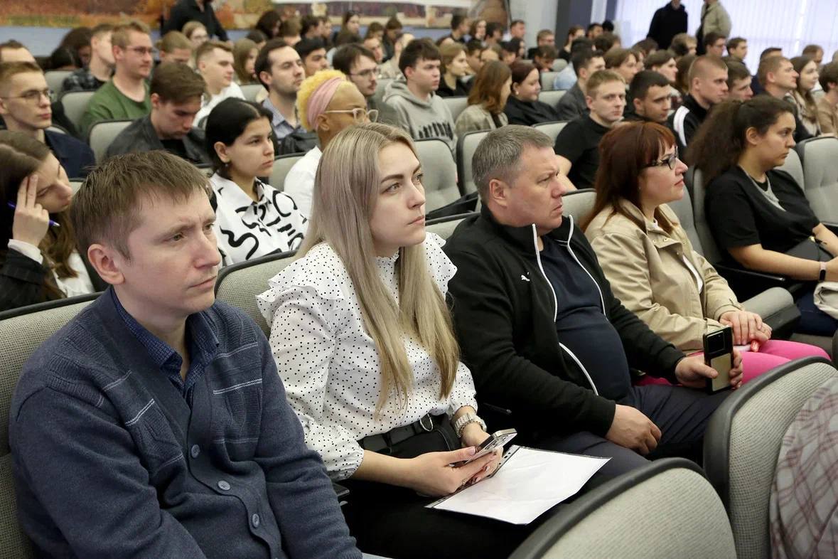 В #ВГТУ состоялась Всероссийская отраслевая конференция «Строительный навигатор 2025. Курс на цифровизацию», организованная при поддержке Минстроя ВО. Президент Национального объединения организаций в сфере технологий информационного моделирования Михаил Викторов подчеркнул важность технологической самодостаточности. Заместитель министра строительства и ЖКХ РФ Константин Михайлик в своем видеообращении акцентировал внимание на роли системной интеграции. Воронежская область, как отметил заместитель председателя регионального правительства Константин Кузнецов, стала примером системного подхода. Министр строительства ВО Артур Кулешов рассказал о вызовах: несмотря на успехи, сохраняется дефицит квалифицированных кадров и сложности с интеграцией ПО. Проректор ВГТУ по взаимодействию с предприятиями строительной отрасли, председатель Союза строителей Воронежской области Владимир Астанин заявил, что с сентября в вузах появятся базовые кафедры, готовящие специалистов по цифровым компетенциям.