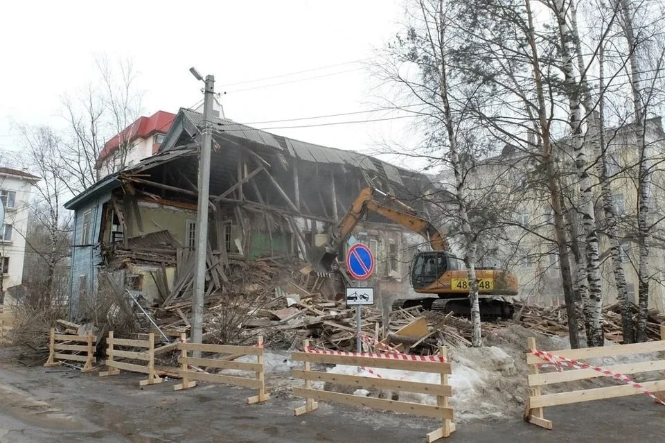 За год в Коми переселят 357 человек из аварийных домов Правительство РК утвердило программу по переселению из аварийного жилья на 2025 2030 годы Власти нашли на эти цели 660 млн рублей 240 млн из федерального Фонда развития территорий 218 млн из местных бюджетов и 200 млн из республиканского бюджета Программа разделена на 5 этапов I этап 2025 года 2025 2026 годы II этап 2026 года 2026 2027 годы III этап 2027 года 2027 2028 годы IV этап 2028 года 2028 2029 годы V этап 2029 года 2029 2030 годы Каждый этап соответствует финансовому году например с октября 2025 по октябрь 2026 Средства на следующие годы пока не заложены даже приблизительно СД