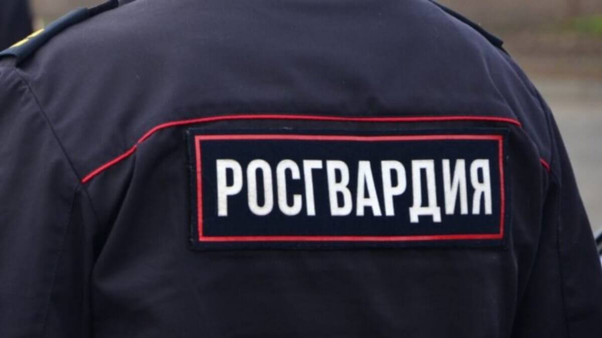 Череповчанка отдаст свою зарплату за удар ногой по лицу росгвардейца Инцидент произошел в ресторане в январе 2025 года когда находясь в состоянии алкогольного опьянения 40 летняя женщина устроила дебош и отказалась покинуть заведение При задержании она оказала сопротивление и даже ударила росгвардейца ногой в лицо что привело к ссадине С учетом раскаяния и извинений ей назначили штраф в 50 774 рубля Вологда Регион 35ТВ в MAX