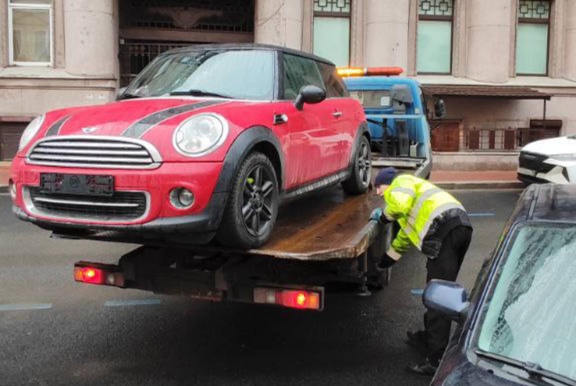 С платной парковки в Петербурге за неделю эвакуировали 21 машину нарушителей сообщил городской комитет по транспорту 5 декабря Составлено 16 актов из за парковки машин без госзнаков Пять транспортных средств изъяты и перемещены на специализированную штрафстоянку Составлено восемь административных актов по факту выявленных автомобилей без государственных регистрационных знаков заявили в комитете Как уточнили в ведомстве цель ежедневных рейдов не сбор штрафов а обеспечение порядка и доступность парковки комитет по транспорту Петербурга Подписаться на ДП в Telegram MAX