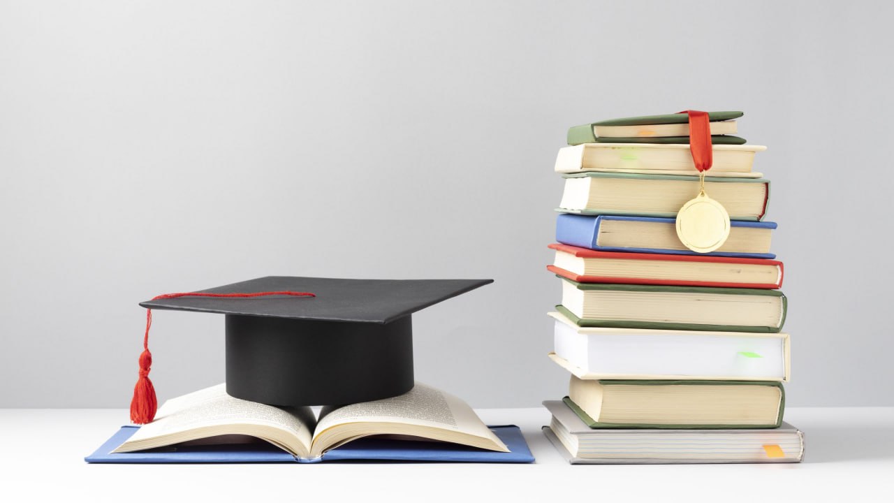 Спрос на специалистов со средним профобразованием вырос на 13 а с высшим на 6 за год Согласно данным Авито Работы наибольший рост количества вакансий для кандидатов со средним профессиональным образованием в 2025 году был зафиксирован в рабочих и прикладных специальностях Заметнее всего увеличилось число предложений для регулировщиков радиоэлектронной аппаратуры РЭА 37 год к году Средняя предлагаемая зарплата для этой категории работников составила 118 231 руб мес Чаще стали требоваться дефектоскописты 26 год к году средние зарплатные предложения для новых сотрудников за полный день составили 80 000 руб мес На 21 больше стало вакансий для лаборантов кандидаты могли рассчитывать на среднюю зарплату в размере 50 403 руб мес Количество вакансий для квалифицированных специалистов с высшим образованием также показало рост но более умеренный в 2025 году их общее число увеличилось на 6 год к году Самая заметная динамика наблюдалась в вакансиях агрономов на 57 больше чем год назад зарплатное предложение составило в среднем 105 622 руб мес На втором месте менеджеры по персоналу 35 вакансий при среднем зарплатном предложении в 71 413 руб мес Топ 3 замыкают зоотехники число вакансий для которых выросло на 29 за год им предлагали в среднем 78 007 руб мес при полной занятости В 2025 году спрос как на работников со СПО так и на специалистов с высшим образованием рос преимущественно в реальном секторе экономики Работодатели из таких сфер как промышленность и АПК активнее развивают производство и готовы инвестировать в квалифицированные кадры прикладные рабочие специальности а также профильных специалистов влияющих на качество безопасность и эффективность производственных процессов Конкуренция за таланты способствует росту зарплатных предложений так в вакансиях агрономов год к году они выросли на 32 а дефектоскопистам стали предлагать на 16 более высокую зарплату за полный рабочий день чем годом ранее комментирует Роман Губанов директор по развитию Авито Работы Новости АвитоРабота