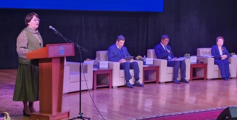 Коллегия Министерства просвещения в цифрах Сегодня в Бишкеке прошла коллегия Минпросвещения где были подведены итоги 2025 года и обсуждены планы на 2026 год В очереди на дошкольное образование в Бишкеке стоит 29 тысяч детей В Бишкеке детские сады посещают более 36 тысяч детей В Бишкеке за последние пять лет введено в эксплуатацию 26 объектов построено 18 новых детсадов восстановлено 8 зданий возвращенных в государственную и муниципальную собственность В 2026 году в Бишкеке построят 36 школ В образовательных организациях города на сегодня обучаются 260 тысяч детей Школы в Бишкеке переполнены почти в 2 5 раза Свободные места остаются в школах на окраине города На 2026 год на капремонт образовательных объектов предусмотрено более 500 миллионов сомов В учебных заведениях страны насчитывается 310 вакансий по математике по русскому языку и литературе 257 по английскому языку 210 по физике 172 За год в Кыргызстане зафиксировано 30 фактов школьного рэкета В 2025 году в Кыргызстане 101 подросток совершил суицид Среди мальчиков зарегистрировано 66 3 процента случаев среди девочек 33 7 процента В Кыргызстане в розыске находится 33 подростка На учете инспекции по делам несовершеннолетних состоит 3 тысячи 851 подросток 24KG Новости Кыргызстана