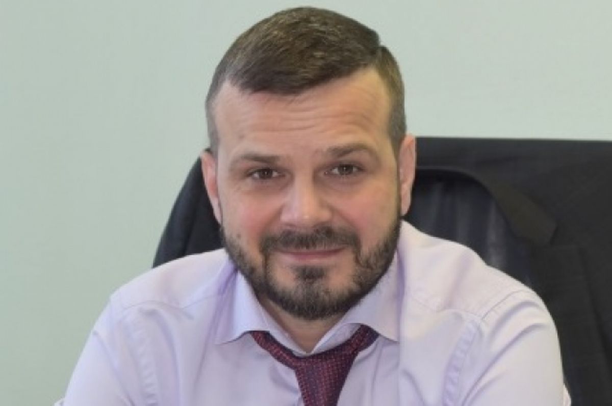Как смена мэра в Сыктывкаре может повлиять на политическую обстановку в Коми  В Сыктывкаре готовят замену мэру, сообщают коллеги: Владимира Голдина отправят в отставку, вероятно, на его место придёт Максим Мартышин.  Предвыборная кампания в регионе происходит на фоне меняющегося ландшафта власти, когда старые игроки постепенно сдают позиции. Фигура градоначальника перестала устраивать большинство представителей политического истеблишмента, хотя формально инициативу проявляют депутаты Совета города.   Замену Голдину нашли без промедления. Новый глава Сыктывкара, по всей видимости, — Максим Мартышин. Он уже знаком с работой органов власти: сейчас Мартышин занимает пост заместителя министра юстиции Коми. До этого он был начальником управления общественных связей в администрации главы республики.   Ранее предполагалось, что отставка состоится после выборов нового состава Совета города, которые пройдут 14 сентября. Однако, похоже, процесс решили ускорить. Формально инициативу проявляют депутаты, но в действительности решение принято на куда более высоком уровне.  Смена мэра Сыктывкара с Владимира Голдина на Максима Мартышина может оказать заметное влияние и на политическую обстановку в Республике Коми, и на результаты выборов главы региона и депутатов Совета Сыктывкара.  На фото: слева Владимир Голдин, справа Максим Мартышин.