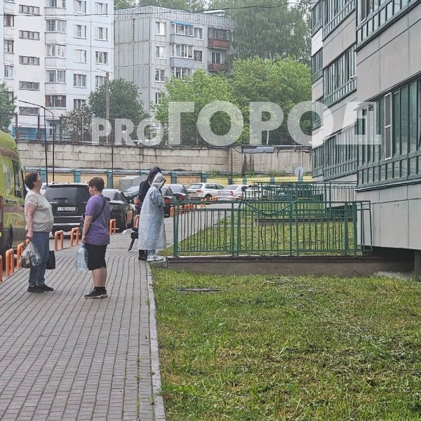 Молодая девушка выпала из окна в ЖК "Малахит" Тело обнаружили у дома № 121, корпус 1, по улице Московской. Ведомственные службы работают на месте трагедии.