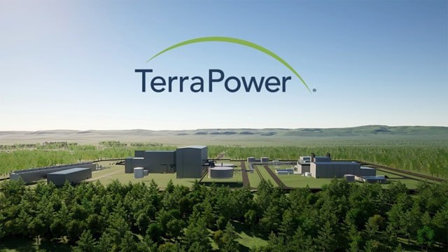 Nvidia Инвестирует в Ядерную Энергию для AI Nvidia через фонд NVentures вложилась в TerraPower ядерный стартап Билла Гейтса разрабатывающий малые модульные реакторы SMR Цель обеспечить энергией растущие аппетиты AI датацентров В раунде на 650 млн также участвовал HD Hyundai Пилотная АЭС Natrium 345 МВт 1 ГВт хранилище в Вайоминге ожидается к 2030 году но регуляторное одобрение еще не получено Другие техгиганты AWS Google Microsoft Oracle также активно смотрят в сторону SMR Для Nvidia это логичный шаг больше энергии больше проданных GPU Однако SMR технология дорогая медленная и рискованная NuScale уже свернули проект Скептики сомневаются в их экономической целесообразности