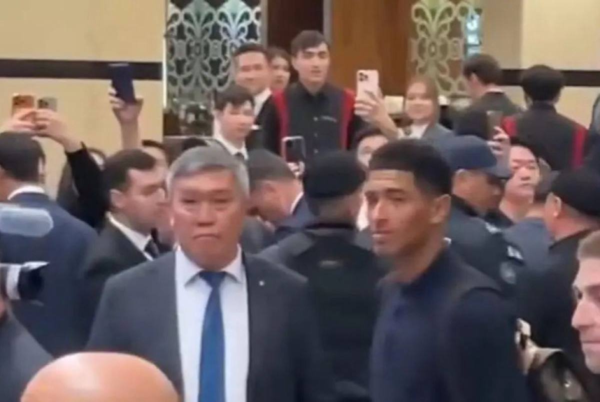 Забронировали всё что происходит в алматинском отеле где остановился Реал Стало известно в каком отеле разместился мадридский Реал Как сообщают СМИ забронировать там номер невозможно По информации опубликованной на официальном сайте клуба команда остановилась в отеле InterContinental Almaty Издание Спорт Шредингера уточняет на сервисах бронирования невозможно зарегистрировать номер так как Реал Мадрид выкупил весь пятизвёздочный отель В Telegram каналах распространяются видео где видно как болельщики дежурят у гостиницы даже ночью На кадрах фанаты окружают известных футболистов в коридорах и снимают их на телефоны Полёт испанской команды длился более восьми часов самолёт приземлился в Алматы в 00 50 по местному времени Напомним ночью в алматинский аэропорт прибыл самолёт с футболистами мадридского Реала Уже 30 сентября состоится матч между Кайратом и Реалом Игра пройдёт на Центральном стадионе Алматы и начнётся в 21 45 baq rus